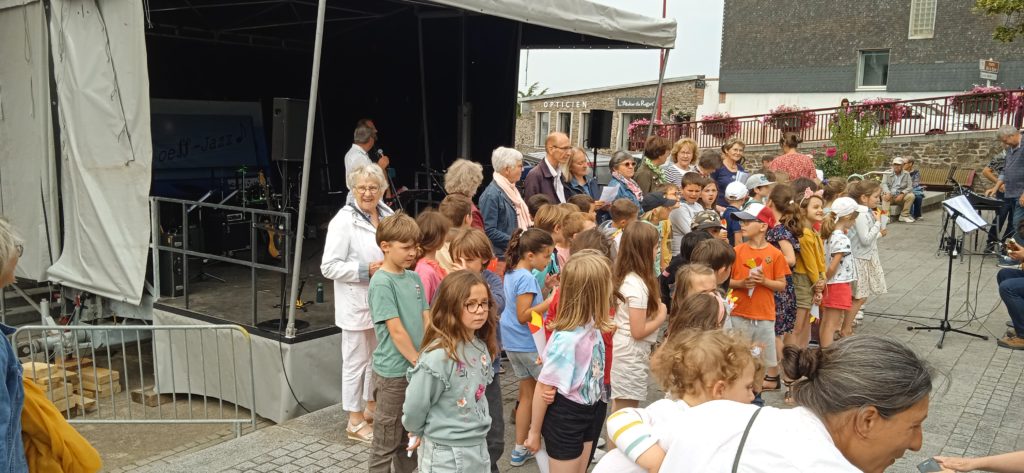 chant partagé intergénérationnel fete de la musique 2024 EVS Saint-Pair-sur-Mer