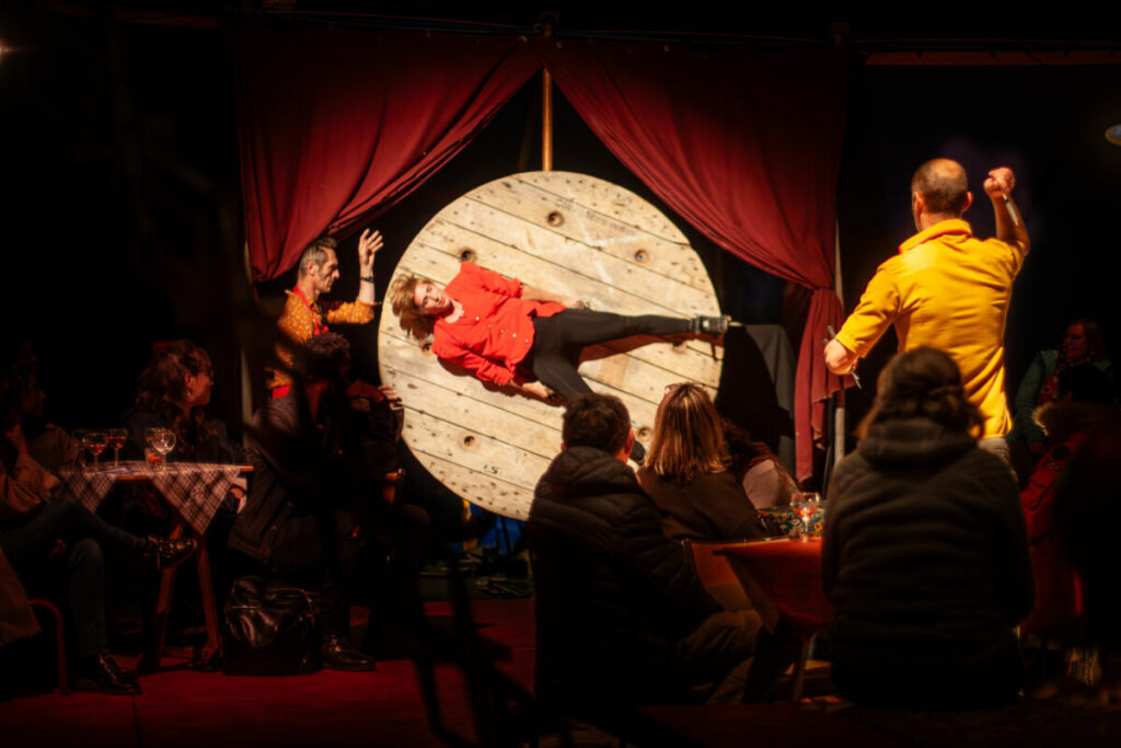 Le Cabaret renversé - La faux populaire ©Sabine Chalaguier